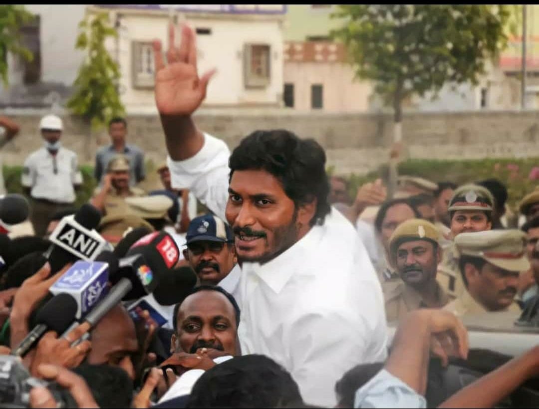 _Ysrkutumbam's tweet photo. ఎన్ని కష్టాలు ఎదురైనా ధీటుగా ఎదుర్కొన్న మగధీరుడు 

#YSJagan
#HBDManOfMassesYSJagan https://t.co/KMJE8AlWoH