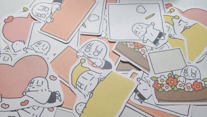 メモカードはこんな感じ
メモ帳とメッセージカードの間くらいの厚さをしております😶
印刷部分もサラサラで描きやすい◎ 
