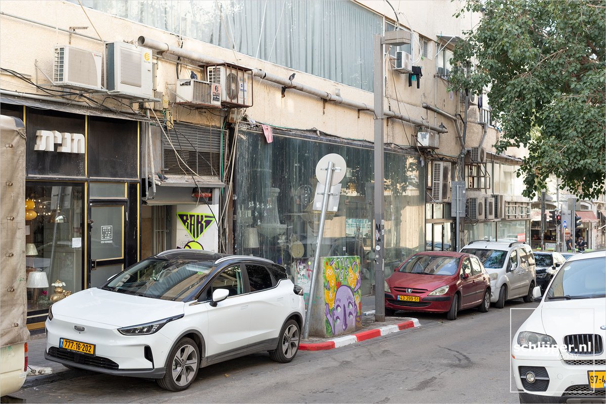 schlijperisrael's tweet photo. Electric cars don't need a big grille but most still have one. Geely dares to follow Tesla's path and designed this Geely Geometry without fake grille.
12.12.2021 09:35 #TelAviv #Geely #GeelyGeometry https://t.co/xYkD6oZ7ZJ
