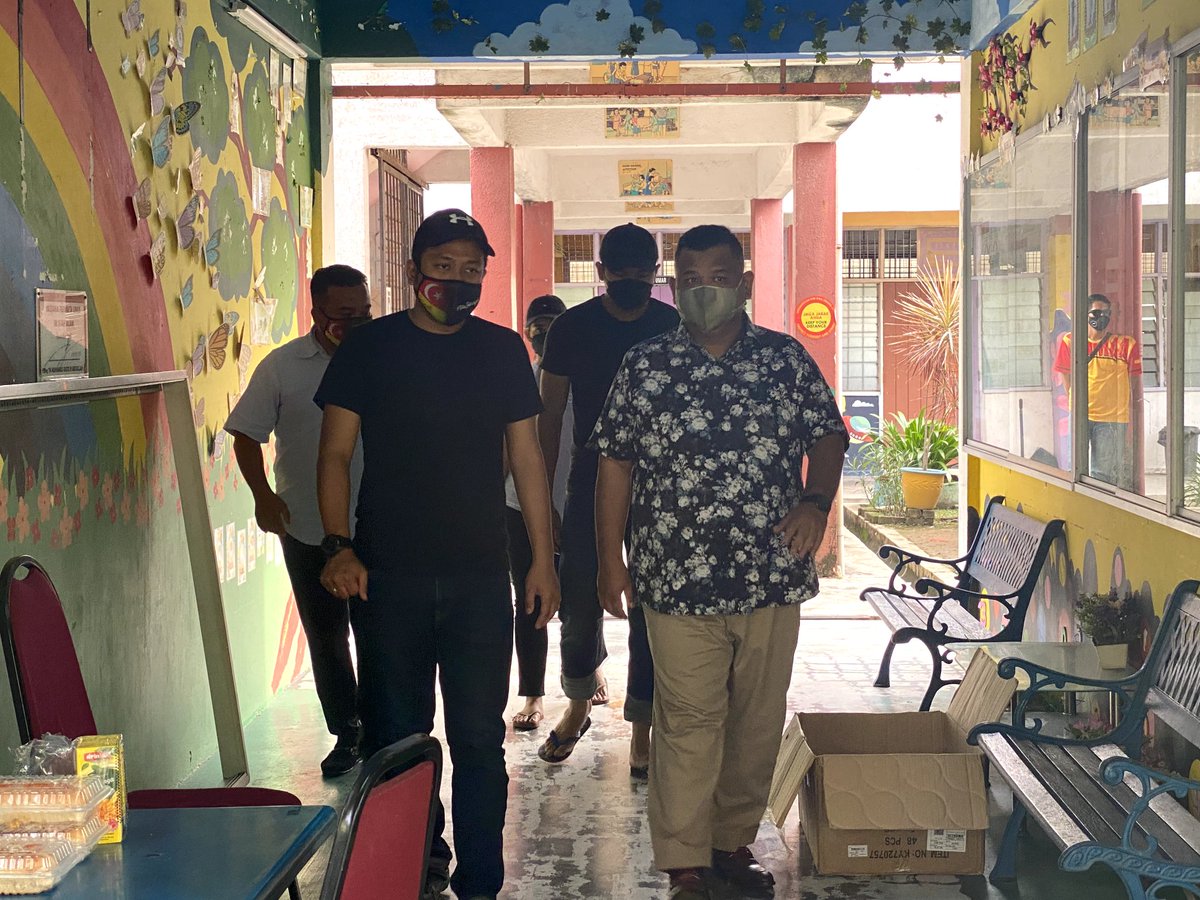 NajwanHalimi's tweet photo. Saya kemudiannya ke pusat pemindahan sementara di SK Shah Alam, Seksyen 16 utk menerima sumbangan tilam, selimut, bantal dan tuala kpd mangsa banjir yg disumbangkan oleh Sdr Zainol Abidin Mohamed dari NGO Anak Muda Hulu Kelang. https://t.co/AIPM917t9m
