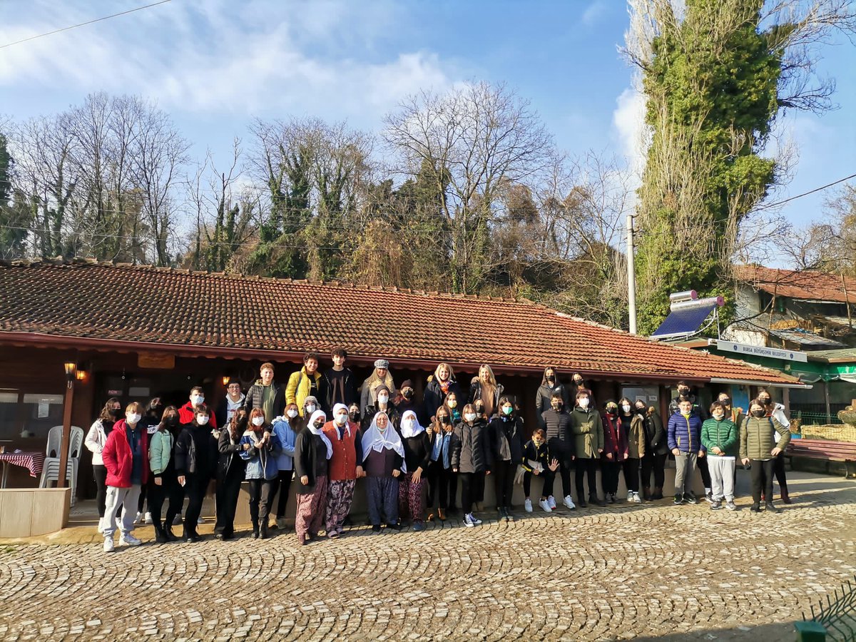 Doga_Ozluce's tweet photo. İTÜ ETA Vakfı Doğa Koleji Anadolu ve Fen Tek Lisesi 10.sınıf öğrencileri bugün 700 yıllık tarihi olan Aksu Köyü'nü ziyaret ettiler, Köydeki tüm tarihi yapılar  gezildi ve öğrencilerimiz Müze Müdürü tarafından bilgilendirildiler. @aslihanc79 @KvancBarlas @ozgurkapann @EnisEryaman https://t.co/fQf3eaQIHr