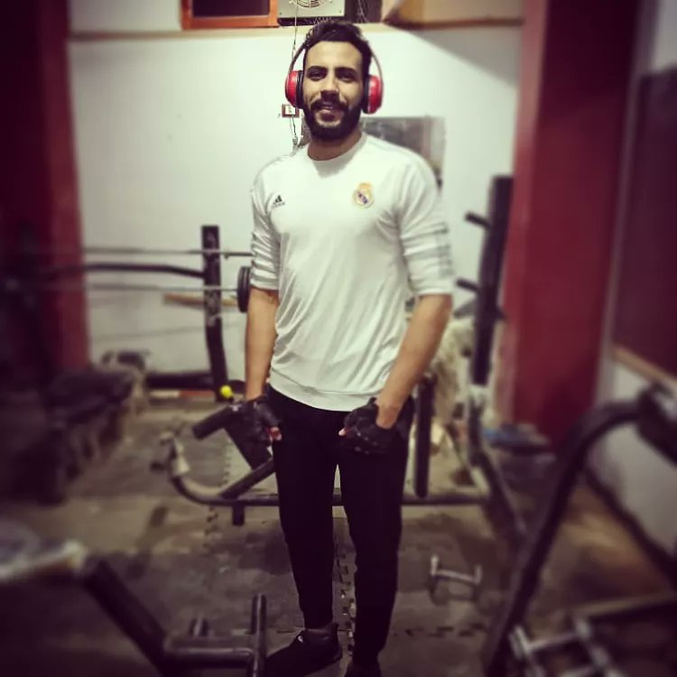 didaaaaas's tweet image. غالباً عندما أُركزّ بصري على شخص ما أكتشف أسراره، لكني عموماً أتجنب التجربة، لأني عرفت كثيراً من الفظاعات كان يمكن أن أعفي نفسي من معرفته بيُسر   ....