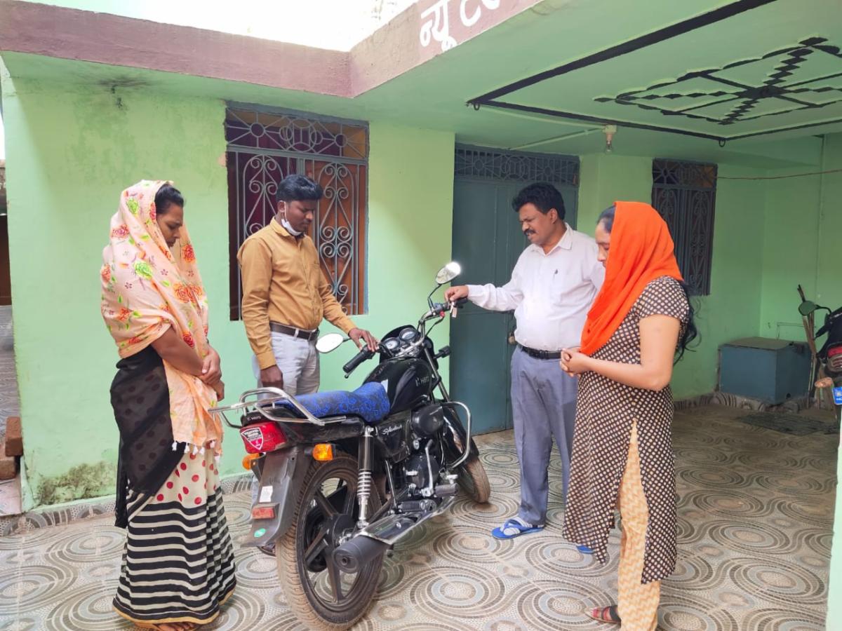 ChristForIndia's tweet image. This Christmas season, give the gift of Christ's love to more people! There are so many ways your prayerful giving today can transform someone's life. See how your gift can make the difference: conta.cc/3smv7uA