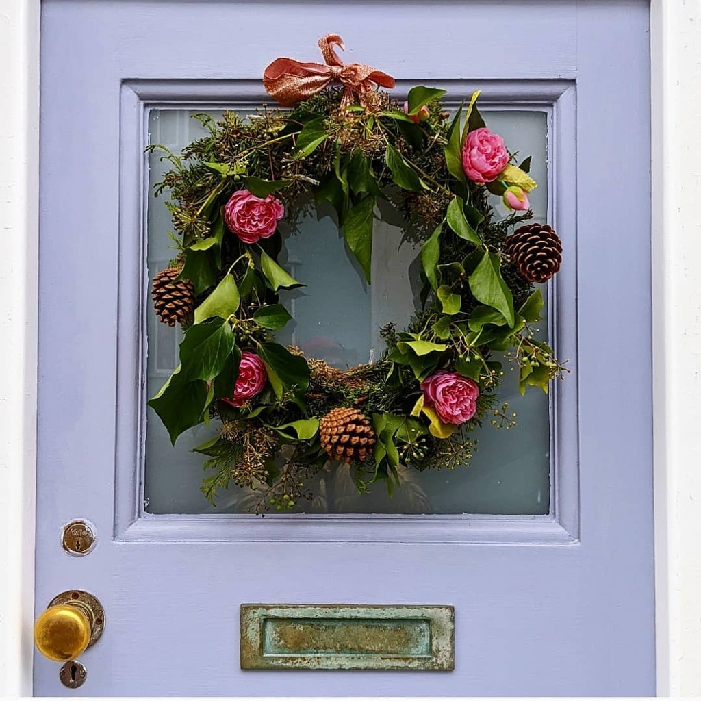 Searching the streets for our favourite wreath and this one is today's winning wonder 💜👌🎀 So many gorgeous handmade wreaths and table runners this year with festive foliage and faux flowers that it's giving us all the inspo for the big day 🎄✨ 
.
… instagr.am/p/CXtPKngMapn/