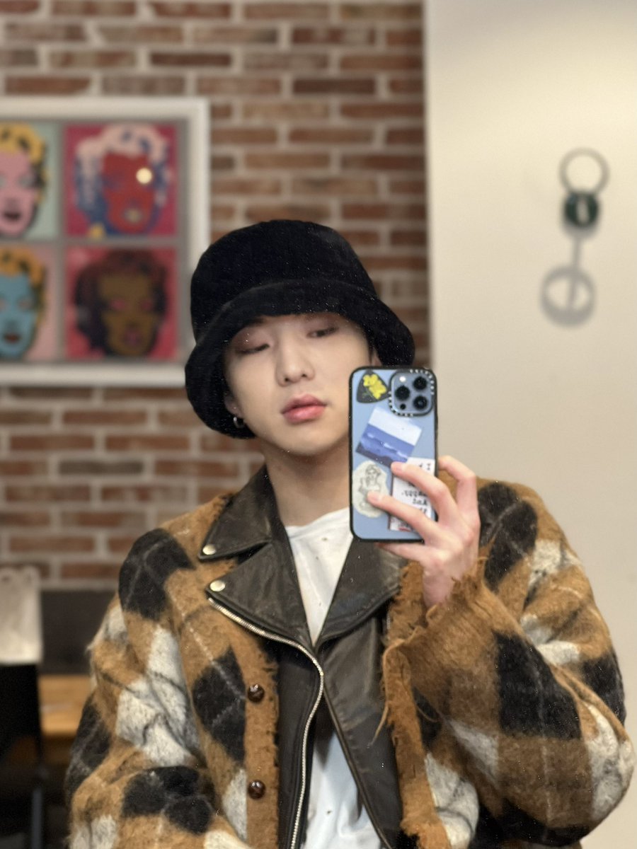 official_yoon_'s tweet photo. 추운데 따뜻하게 보내시어요💙 https://t.co/uN9QwduiCQ