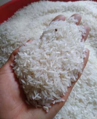 Simon_Anjekar's tweet photo. just the smell even before you cook it will have you salivating. Its known to fix your singleness, strengthen relationships and marriages. Ok look please buy my rice it’s Pure First Grade Nakonde Rice @ K120 cash, @ K140 credit. Great Quality You won’t regret it!! Kindly retweet. https://t.co/BxZxX9nEGA