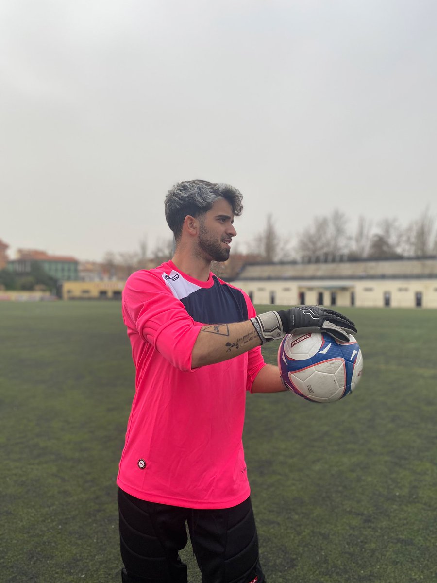 ¿Todavía no has visto nuestra ropa para porteros? ¡Échale un ojo a los sets y pantalones! Vas a encontrar opciones geniales con las que tus jugadores pueden lucir increíbles bajo los tres palos.