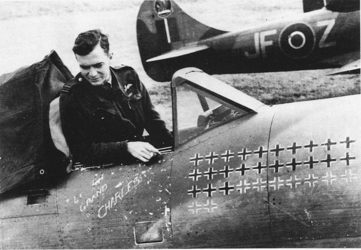 jcvergarablog's tweet photo. El piloto de guerra francés Pierre Closterman en su spirtfire, 1943-45.

#historia #historico #fotoshistoricas https://t.co/fLZwb7YehC