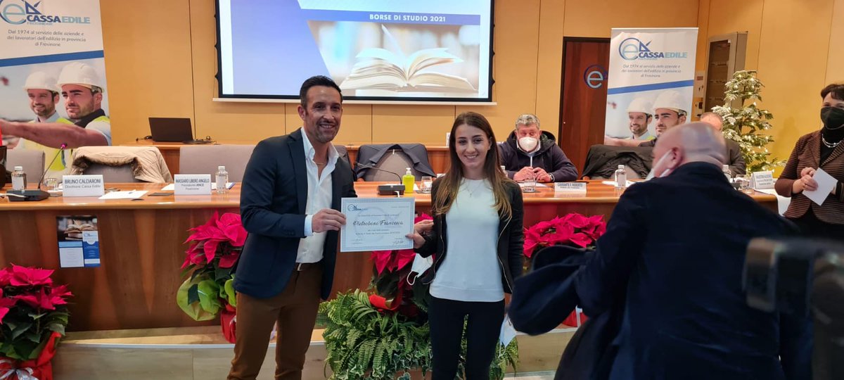 Fillea_Cgil's tweet photo. Si è svolta sabato 18 dicembre 2021 in Cassa Edile di Frosinone la cerimonia per premiare con 72 borse di studio i figli dei lavoratori edili iscritti alla Cassa Edile di Frosinone per l'anno 2019/2020. 👉https://t.co/L8TGrCDGvd

#filleacgil #cassaedile #borsadistudio https://t.co/MnbGPVIvfw