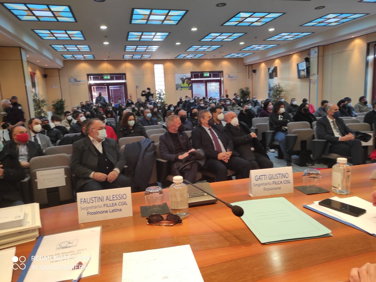 Fillea_Cgil's tweet photo. Si è svolta sabato 18 dicembre 2021 in Cassa Edile di Frosinone la cerimonia per premiare con 72 borse di studio i figli dei lavoratori edili iscritti alla Cassa Edile di Frosinone per l'anno 2019/2020. 👉https://t.co/L8TGrCDGvd

#filleacgil #cassaedile #borsadistudio https://t.co/MnbGPVIvfw