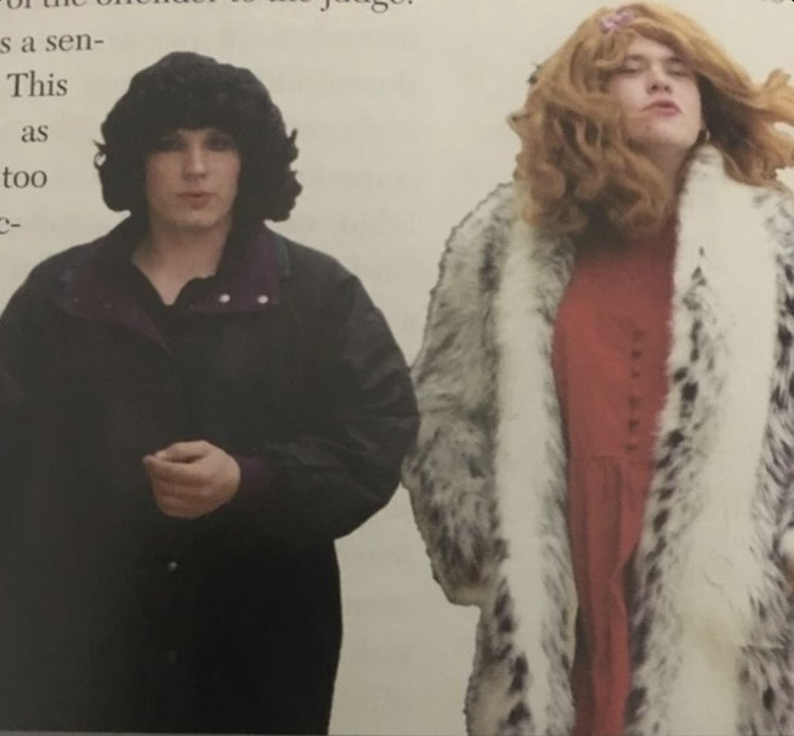 Et il existe même une photo des deux délinquants exécutant leur peine :