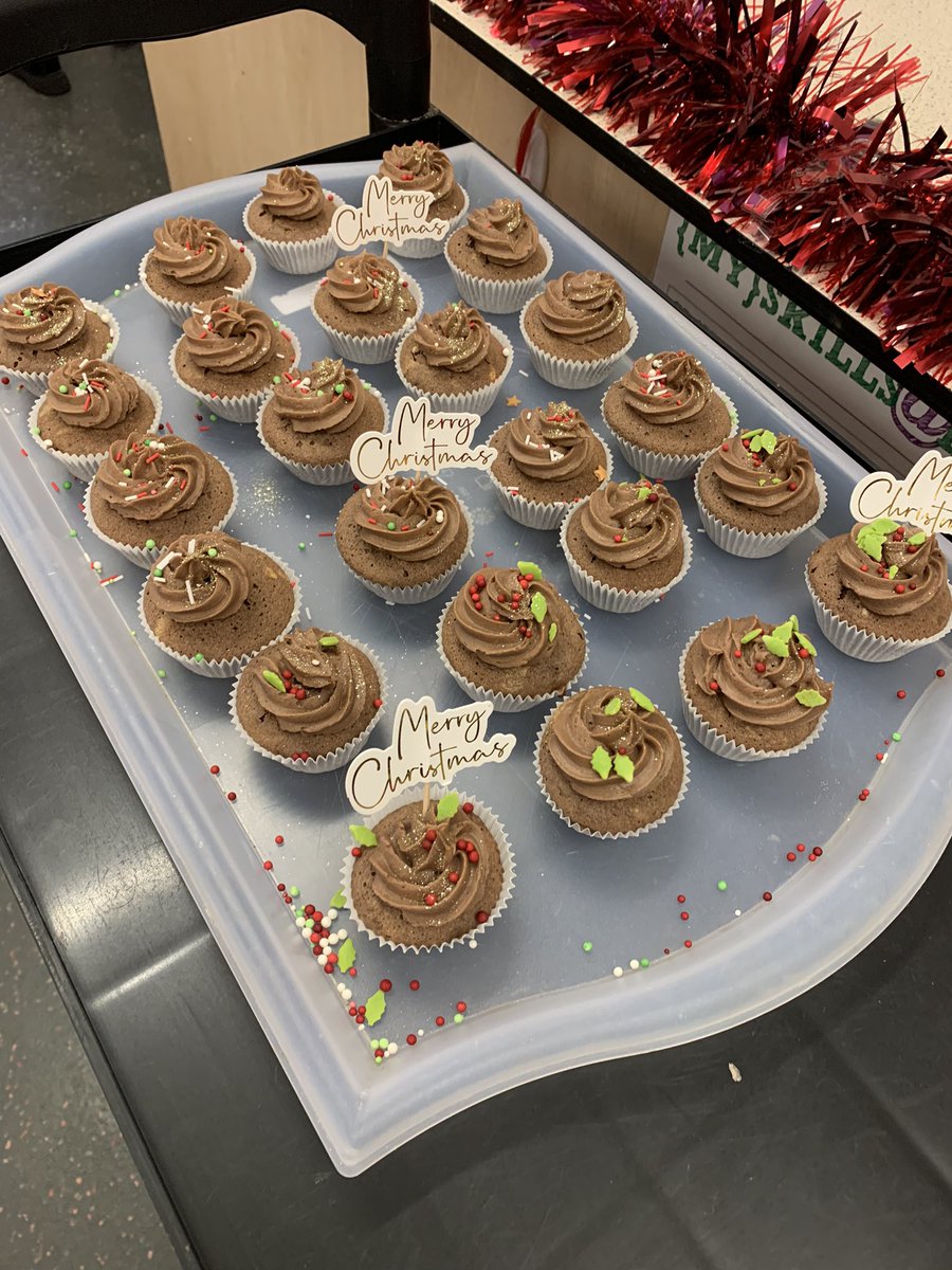 LenzieHft's tweet photo. S1 pupils enjoy a well deserved cupcake &amp; hot chocolate after their Santa dash 🎅🏻 
Well done S1 
@lenzieacad @FOLA_LenzieAcad @MrMcNeil_PE @mrimrie https://t.co/EWRRjzESdV