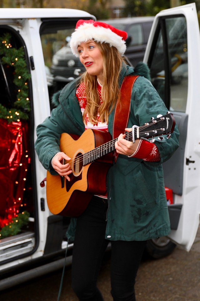 3/3 Of hoe bij een hospice een vrouw bij het eerste lied verstopt zat onder een dekentje, bij het tweede lied haar hoofd omhoog kwam en bij het derde lied zachtjes mee zat te wiegen.

Lockdown of geen lockdown: zo krijgen we toch nog zin in kerst!