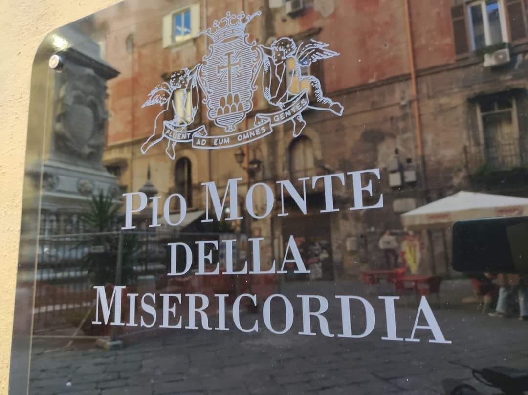 Il Pio Monte della Misericordia è un’Istituzione fondata nel 1602 da sette nobili napoletani che, consapevoli delle necessità di una popolazione bisognosa di aiuto e di solidarietà, decidono di devolvere parte dei propri averi ed il proprio impegno alle opere di carità.