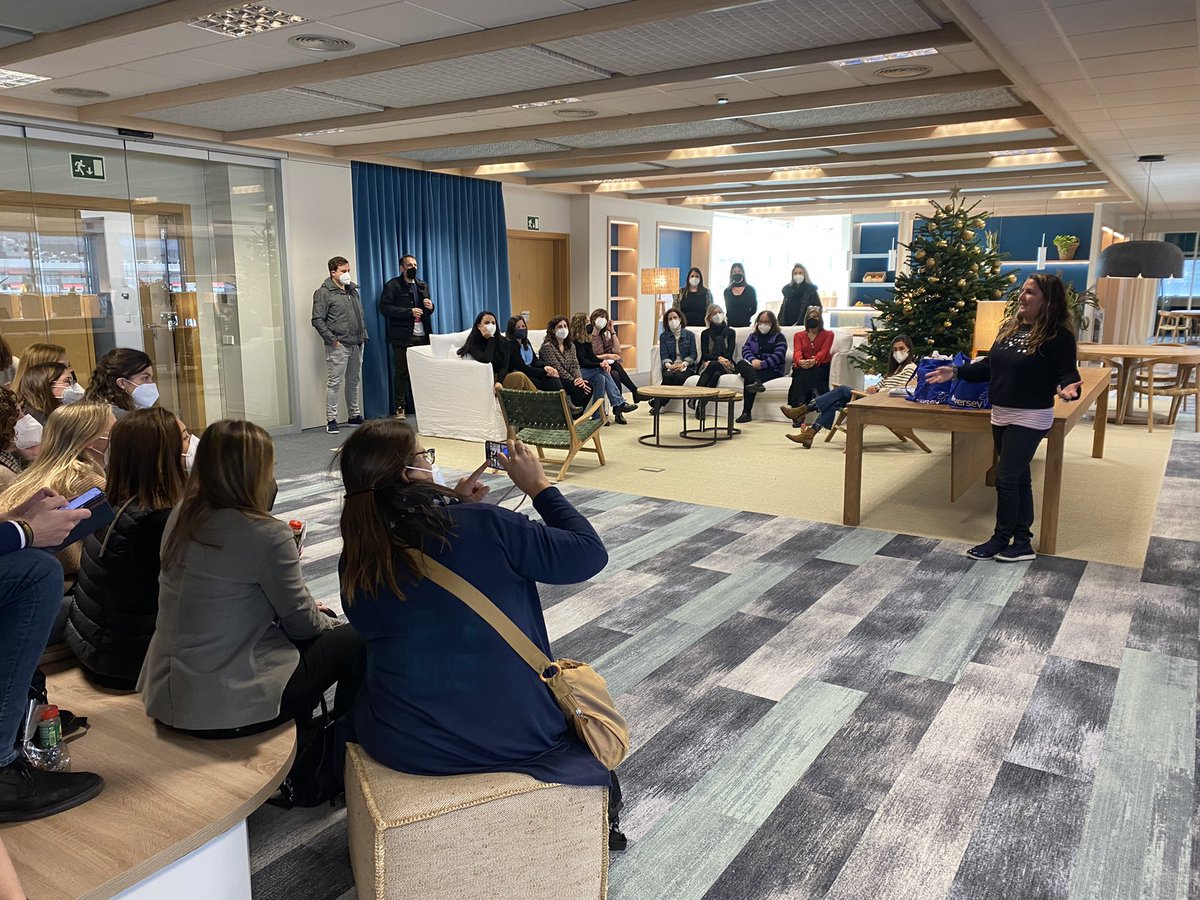 GemmaMSal's tweet photo. What a lovely way to finish 2021! Discovering our new @AngeliniFarmaES offices❤️ in Casa Angelini. A space to work in #agile #collaborating &amp; to let #innovation flourish👏🏻. Can’t wait to go back after Xmas break to work there! https://t.co/3vxVzhChX7
