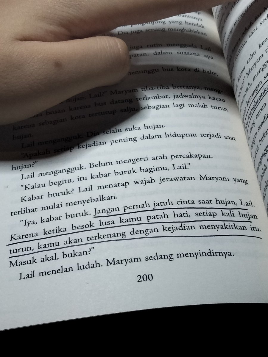 literarybase's tweet photo. /lt drop quote galau dr buku manapun, sedang ingin merayakan patah hati t___t https://t.co/2FfuKboL3X