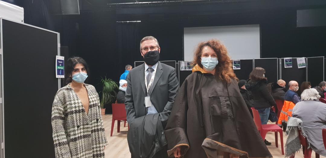 Prefet77's tweet photo. Le #SP77 de Meaux s'est déplacé ce jour à #MitryMory, salle Jean Vilar, pour saluer l'opération de #vaccination organisée par la municipalité et l'@ARS_IDF. 
À 14h30, 1⃣8⃣1⃣ personnes ont pu être vaccinées, permettant de lutter ensemble contre les formes graves de la #COVID19✅. https://t.co/P7FkUH8eXW