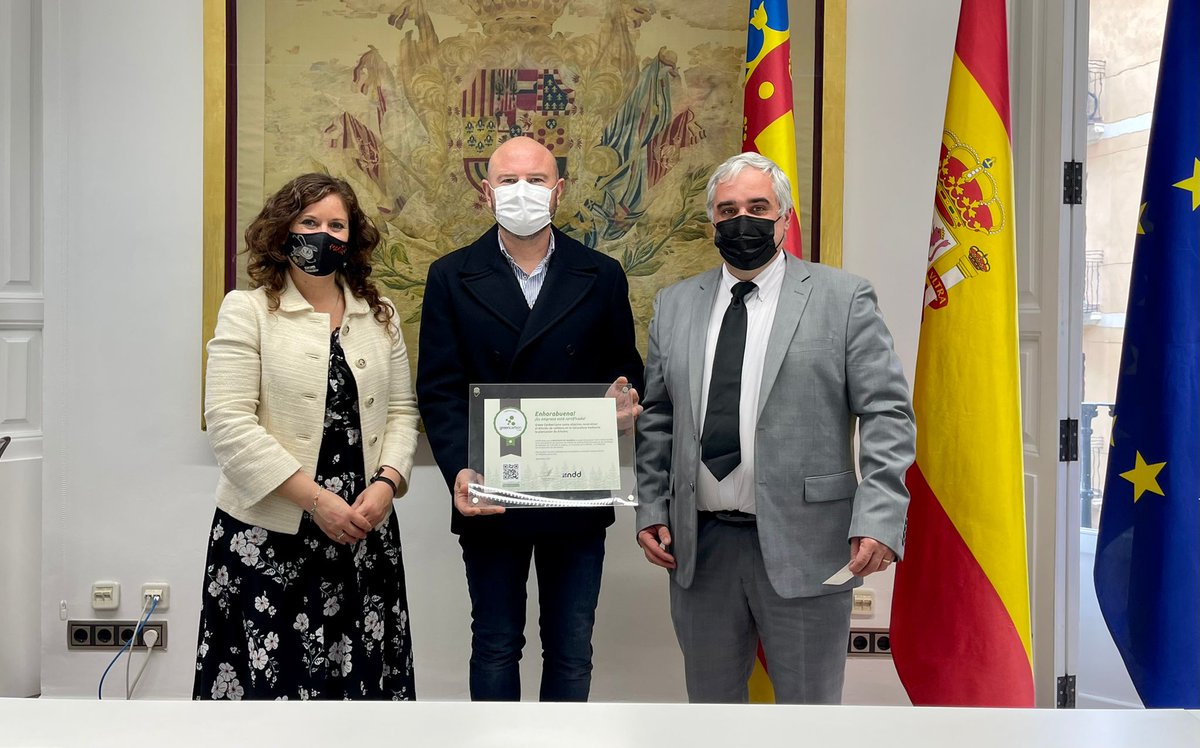 dipvalencia's tweet photo. La @dipvalencia rep un certificat verd per plantar 540 arbres 🌲🌳 per a compensar la seua petjada de carboni 

👉 L'empresa NDD lliura al president Gaspar i a la diputada de Modernització @BalaguerMentxu el  #GreenCarbon per neutralitzar emissions

📲 https://t.co/yuPX1xFOEU https://t.co/ZXvvzCwYqY