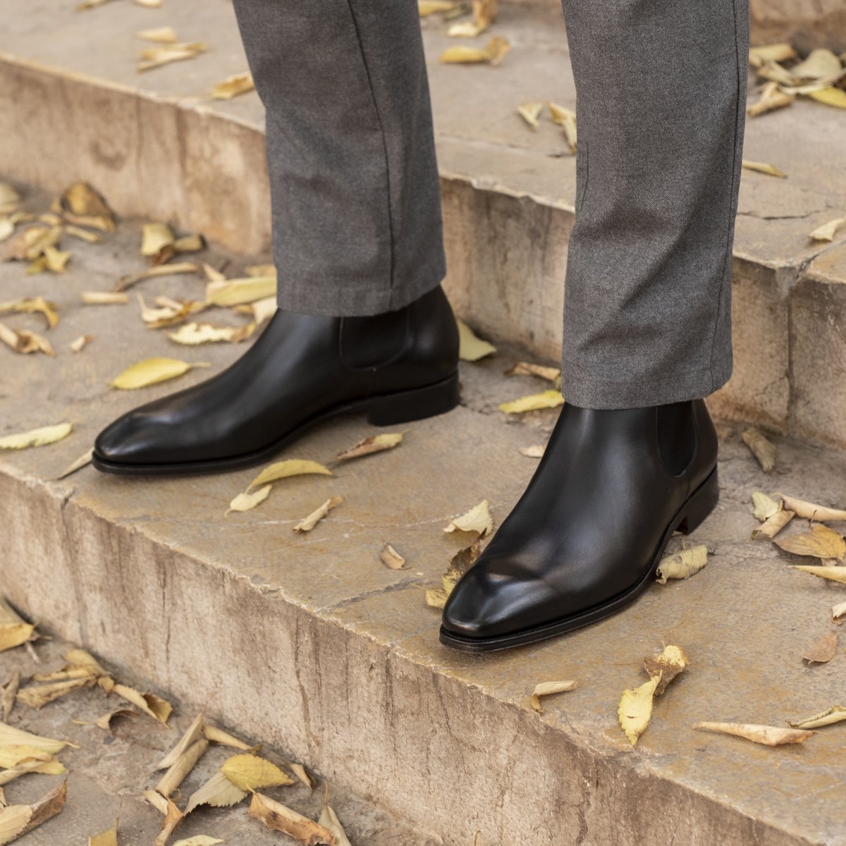 Discover our staple Black chelsea boots 80216. ​##carminashoemaker