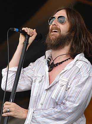 Happy 55th Birthday to the legendary singer of #TheBlackCrowes #ChrisRobinson 🎉
#JealousAgain #SheTalksToAngels #Remedy #KickinMyHeartAround