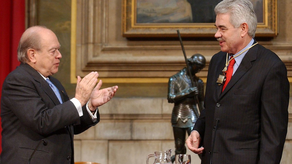 M_Socialista's tweet photo. #TalDiaComAvui, ara fa 18 anys, Pasqual Maragall, exalcalde de Barcelona, prenia possessió de la Presidència de la Generalitat. Amb aquest fet es posava fi a 23 anys seguits de governs pujolistes i es conformava el primer govern tripartit (PSC, ICV i ERC). https://t.co/1fd2sW0dGv