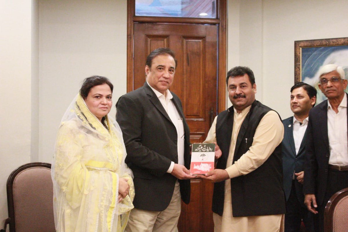 zakfoundation's tweet photo. President Zakir Ali Khan Foundation Mr. Muhammad Akber Ali Khan presented a book "RIWAYAT E ALIGARH"" to dignitaries and guests of honor Major General Tariq Soori, Captain Adeeb Safvi and others at the ending of dialogue session in the memory of Fall of Dhaka. https://t.co/KAxpeCSUmB