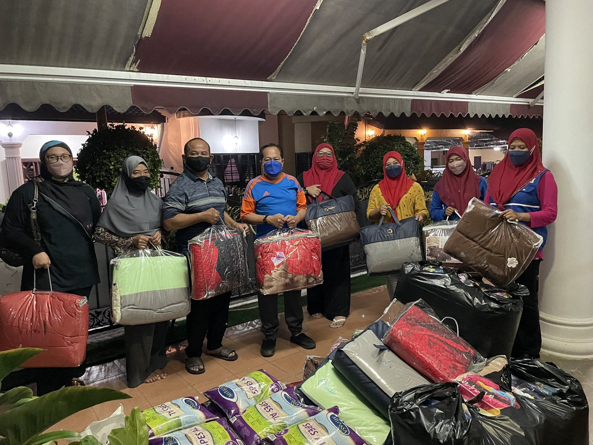 ahmadmaslan's tweet photo. Di #KotaRaja, banjir sangat teruk. Masih ada kws yg terputus hubungan kecuali dgn menaiki bot. Saya wakili #UMNO Hq &amp; Presiden beri bantuan melalui Ketua Bhg Dato Kamaruzaman yg beliau juga mangsa banjir. Tkasih kpd jentera UMNO Bhg yg banyak membantu. Moga banjir segera surut. https://t.co/WPwQJDwlAQ