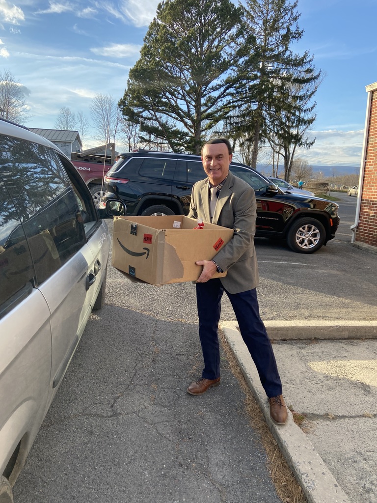 grantschoolswv's tweet photo. Project Equip and Communities In Schools teamed up to provide Christmas food boxes to some local Grant County School families. https://t.co/70202t9Mq5