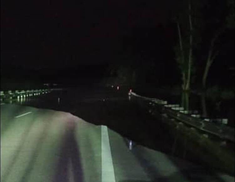 LPTTrafik's tweet image. KEMASKINI 
Laluan terhalang Lebuhraya KL-Karak &amp;amp; LPT 1 
20/12/2021 @ 10.30pm