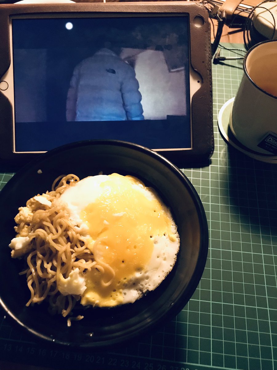 Abis kerja makan #indomie goreng pake rawit + teh + Japanese film. Pas ujan2. Combo ini sih 👌 #timindomie ~