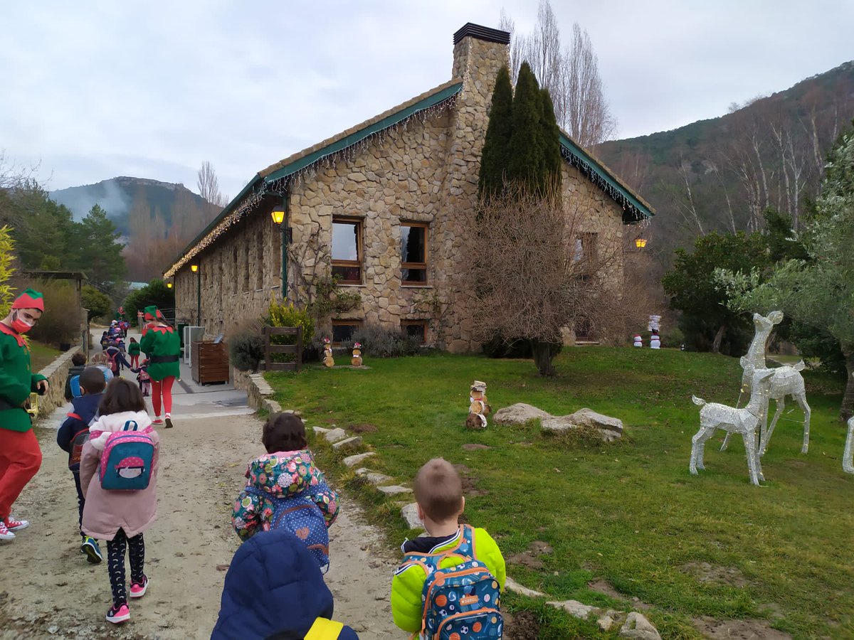 CEIP_VFerrer's tweet photo. Aprovechando que Papá Noel pasa unos días en su casa de Bustarviejo nuestros peques de INF 5 años le visitan y le llevan su carta. Allí conocen la fábrica de juguetes y realizan diversos talleres haciendo galletas y adornos navideños.
@CEIP_VFerrer https://t.co/GqLAp4yv0g