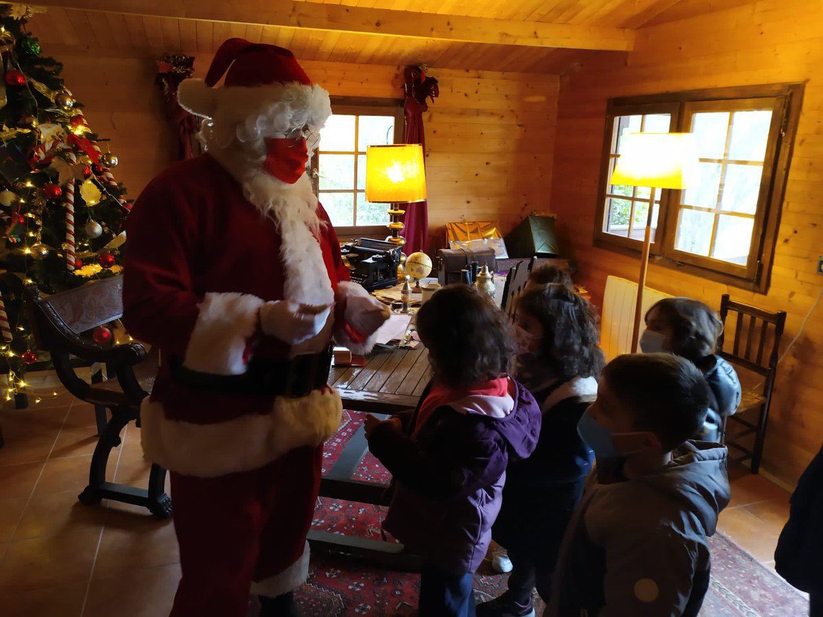 CEIP_VFerrer's tweet photo. Aprovechando que Papá Noel pasa unos días en su casa de Bustarviejo nuestros peques de INF 5 años le visitan y le llevan su carta. Allí conocen la fábrica de juguetes y realizan diversos talleres haciendo galletas y adornos navideños.
@CEIP_VFerrer https://t.co/GqLAp4yv0g