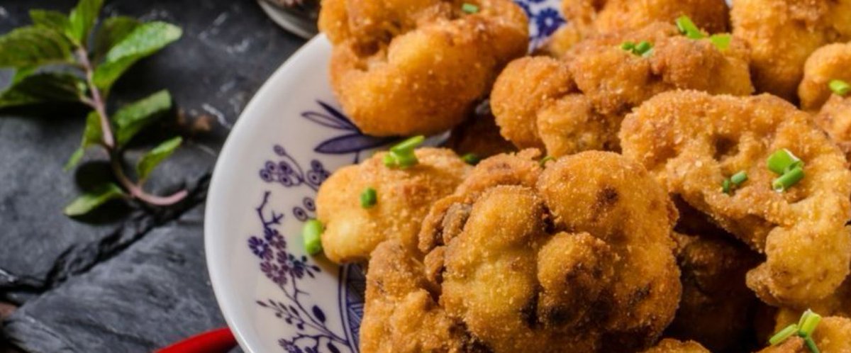 drinkintlllc's tweet photo. As promised, we have a #vegan friendly #meat tasting #nuggets this #holidayseason ,not to mention that this is purely a #superfood #recipe 

#RecipeOfTheDay 
VEGAN CAULIFLOWER NUGGETS &amp; KAKADU PLUM CHILLI SAUCE➡️ https://t.co/SczFXSGmiZ https://t.co/KKMzxs2v1e