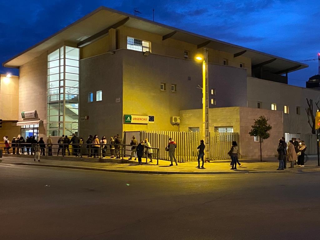 AndaluciaSinVOX's tweet photo. Ahora  en Malaga, anochece en la ciudad  con este panorama en un centro de salud que tiene urgencias las 24 horas ¿es normal que la gente vote masivamente al PP en #Andalucia ? Los barrios obreros machacados por los señoritos fascistas @JuanMa_Moreno https://t.co/1YdvH3QkMu