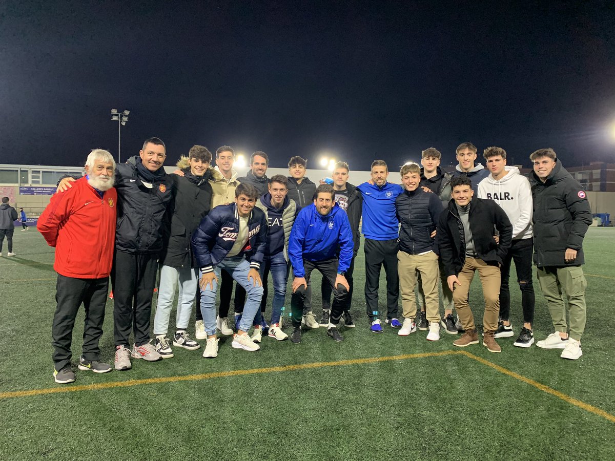 Encantats de retrobar-nos amb els jugadors del Juvenil A de les generacions de 2️⃣0️⃣0️⃣1️⃣ i 2️⃣0️⃣0️⃣2️⃣.

Bentornats a casa vostra! 🙌🏻🏠🔴