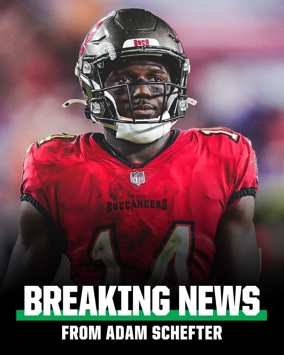 SportsCenter's tweet photo. Breaking: Bucs WR Chris Godwin has a torn ACL and is done for the year, per @AdamSchefter. https://t.co/4IsjhWiGyC
