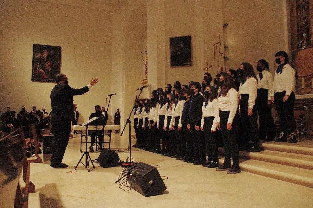 CoroVplC's tweet photo. ¡Ayer tuvimos un concierto de lo más especial! 😊🎄

Aprovechamos el concierto de Navidad en la Parroquia de Santa María Magdalena ⛪ de Ciempozuelos para hacer un encuentro coral con el Coro Encanto y la @CSApostol , ambos dirigidos por Mariano García. 🤝🎶

#CoroVPLC https://t.co/LG2bpVG23j