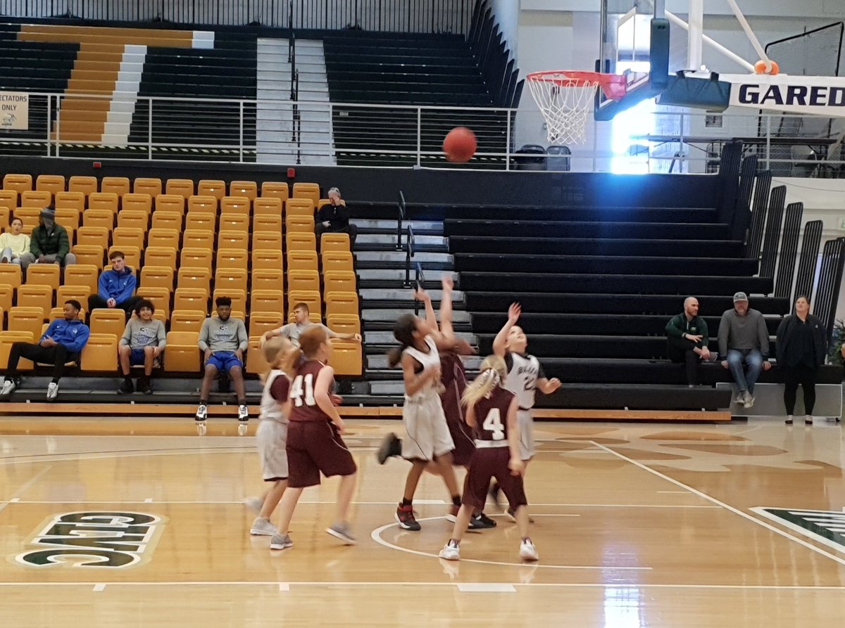 GermJuggler's tweet photo. These college players just seem to get younger and younger :-) #HalftimeFun #FutureMiners? @minersports @Miners_WBB https://t.co/Ns2aOfR71W