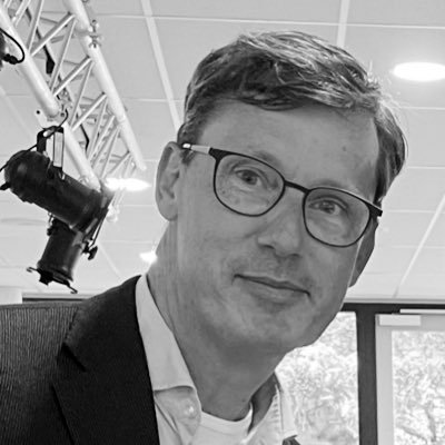 "Enerzijds wil NL digitale knooppunt van Europa worden, maar anderzijds meer regie over vergunningverlening: minder datacentra. Zie #Zeewolde. Kunnen we de #datacentra niet wat kleiner maken?", vraagt Peter van Keulen @lobbytwit <a href="/publicaffairs/">Public Affairs</a> zich af. #WNL