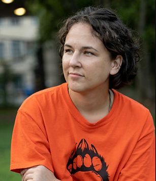 TMUgraduate's tweet photo. Congratulations to @thecreativeschl Documentary MFA Carrie Davies, the recipient of the 2021 recipient of the Supporting Aboriginal Graduate Enhancement (SAGE) Award! #rugradstudies #docmedia
https://t.co/GU4rbUsAIX https://t.co/xIUHQC1h5s