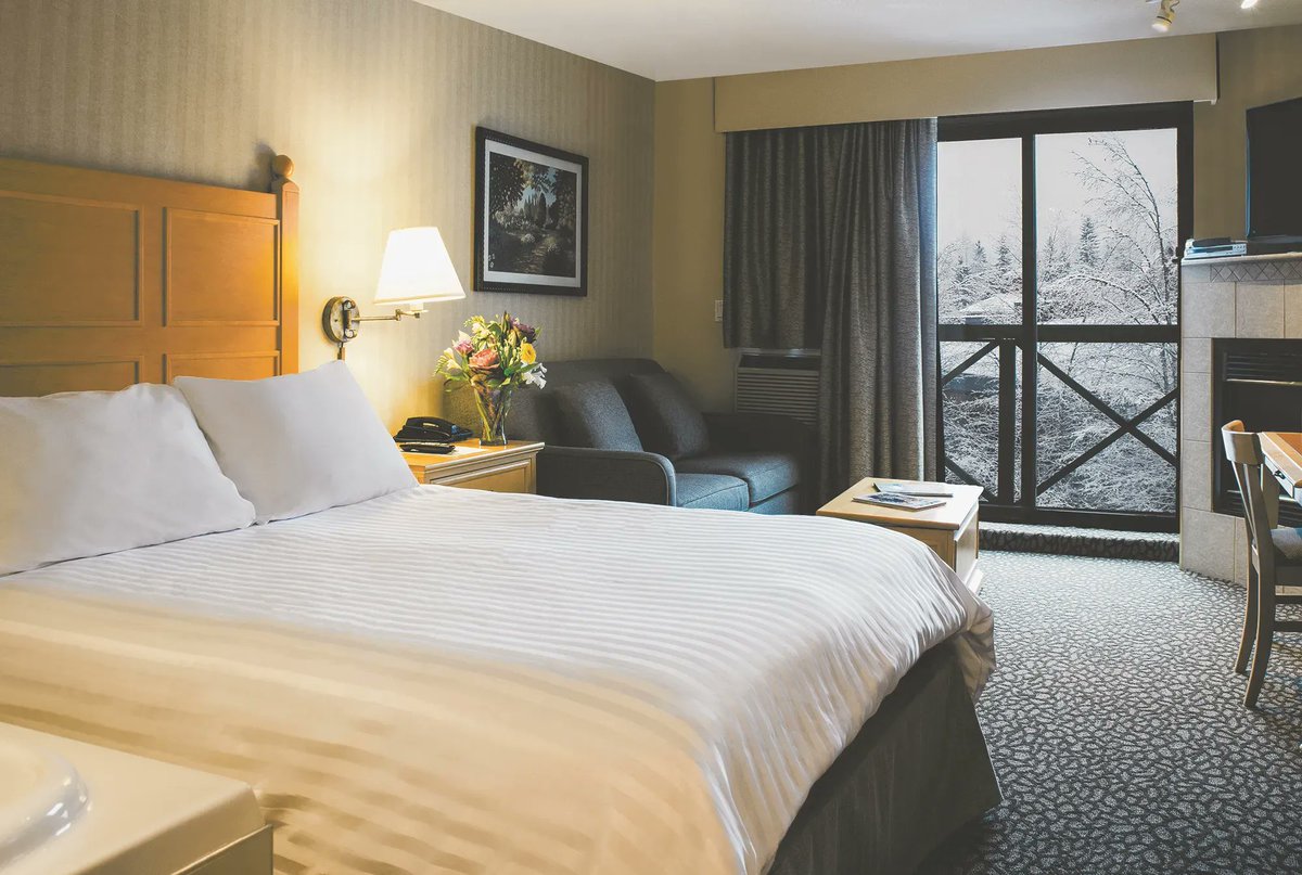 PinnacleWhis's tweet photo. Embrace the mountain lifestyle and unwind in your private suite in the heart of Whistler Village  | #PinnacleHotelWhistler https://t.co/V5V6PFYHlp