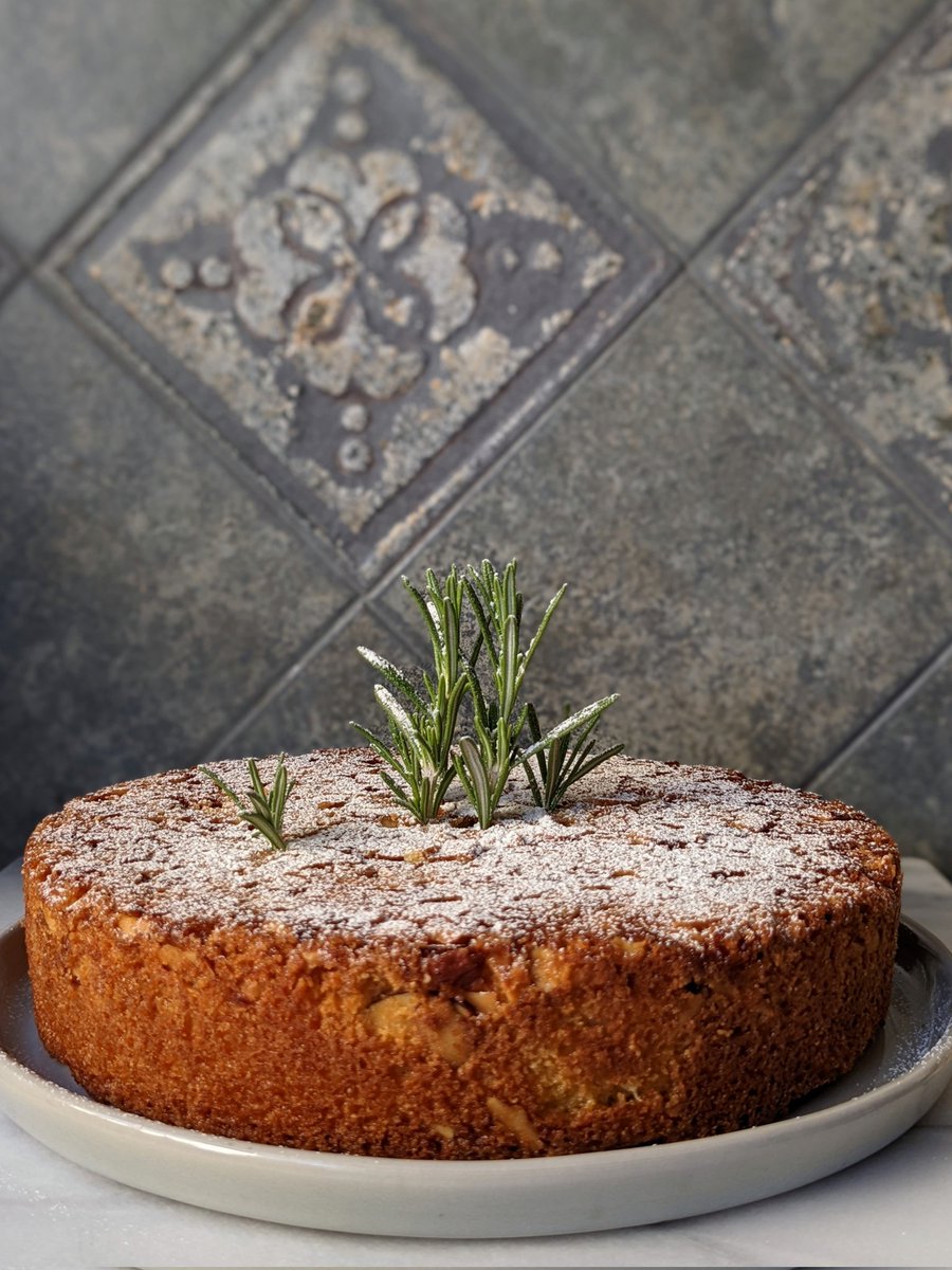 primopezzo's tweet image. Italian Christmas traditions 🍊 Almond Orange Polenta Cake + Arancini with pancetta and peas