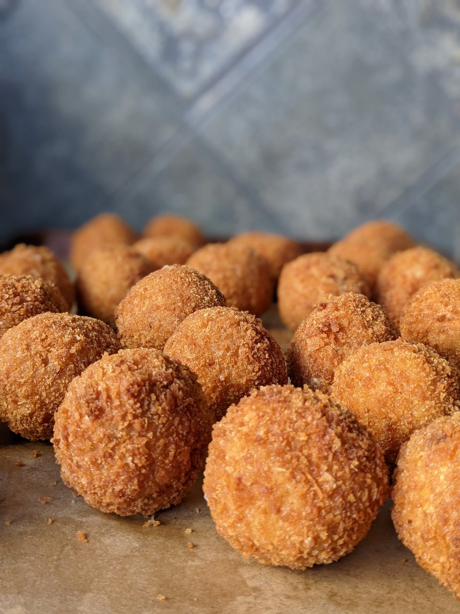 primopezzo's tweet image. Italian Christmas traditions 🍊 Almond Orange Polenta Cake + Arancini with pancetta and peas