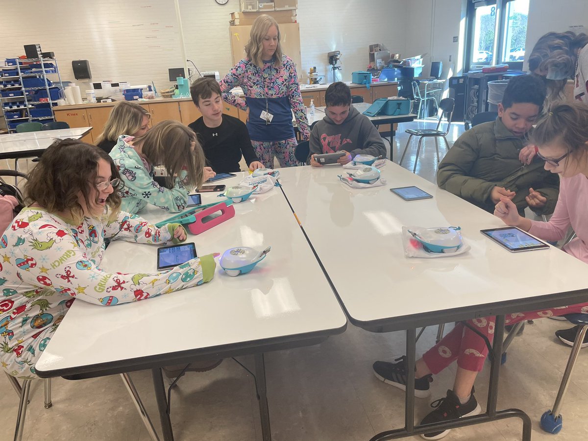 HMSMakerspace's tweet photo. #finchrobots #birdbraintechnologies #arconicfoundation #techitouthms #abccreate programming finches to deliver “presents” Finch robot basics https://t.co/BYRDqVUUnz