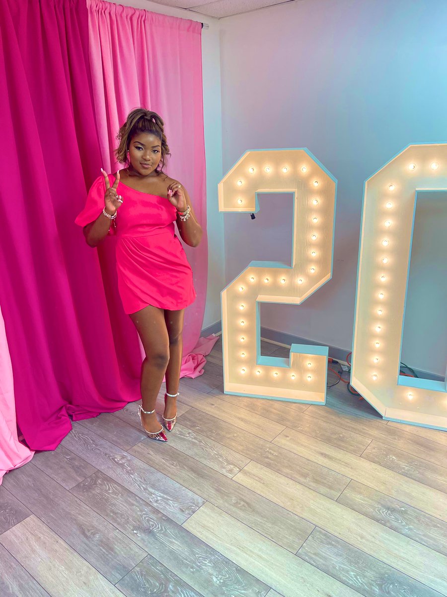 c_alexandriaaa's tweet photo. this is for them twenty somethings 💕🥂. https://t.co/bcWI5AatId
