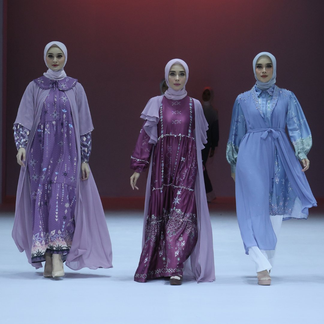 JKTfashion's tweet photo. Geulis presents a dreamy collection with long dresses and a palette of soft red and blue gradations. The combination of feminine and minimalist design exudes an elegant and modern style.
#JFW2022 #JakartaFashionWeek #WeAreJFW #ExcellenceInDisruption https://t.co/jukXNSDpJW