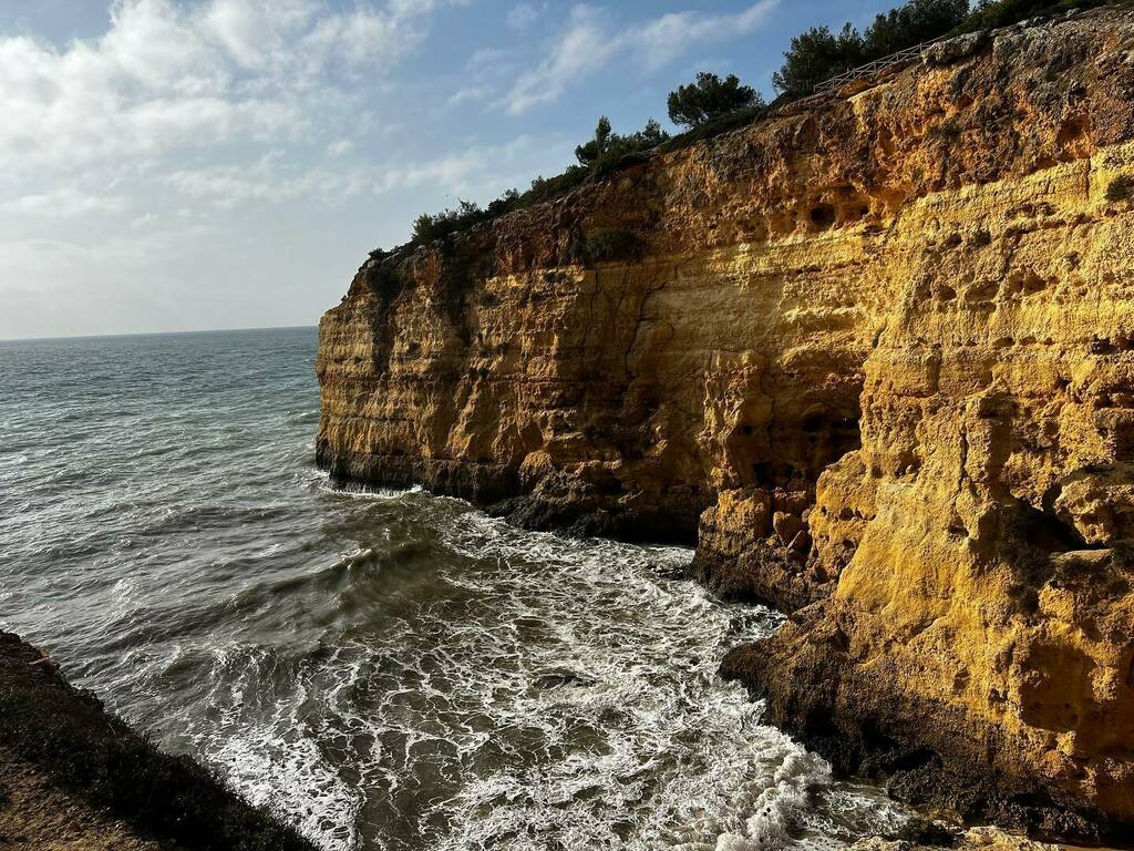 Timothy_Hughes's tweet photo. Cliff top walk from @rochabrava to #benagil via #praiadocarvalho #algarve #portugal #visitalgarve #visitportugal #travel #digitalnomad #hpbmoments #walk #walking #rochabrava #benagilbeach https://t.co/ngHPZAuQFj https://t.co/bFIxW2wQGr