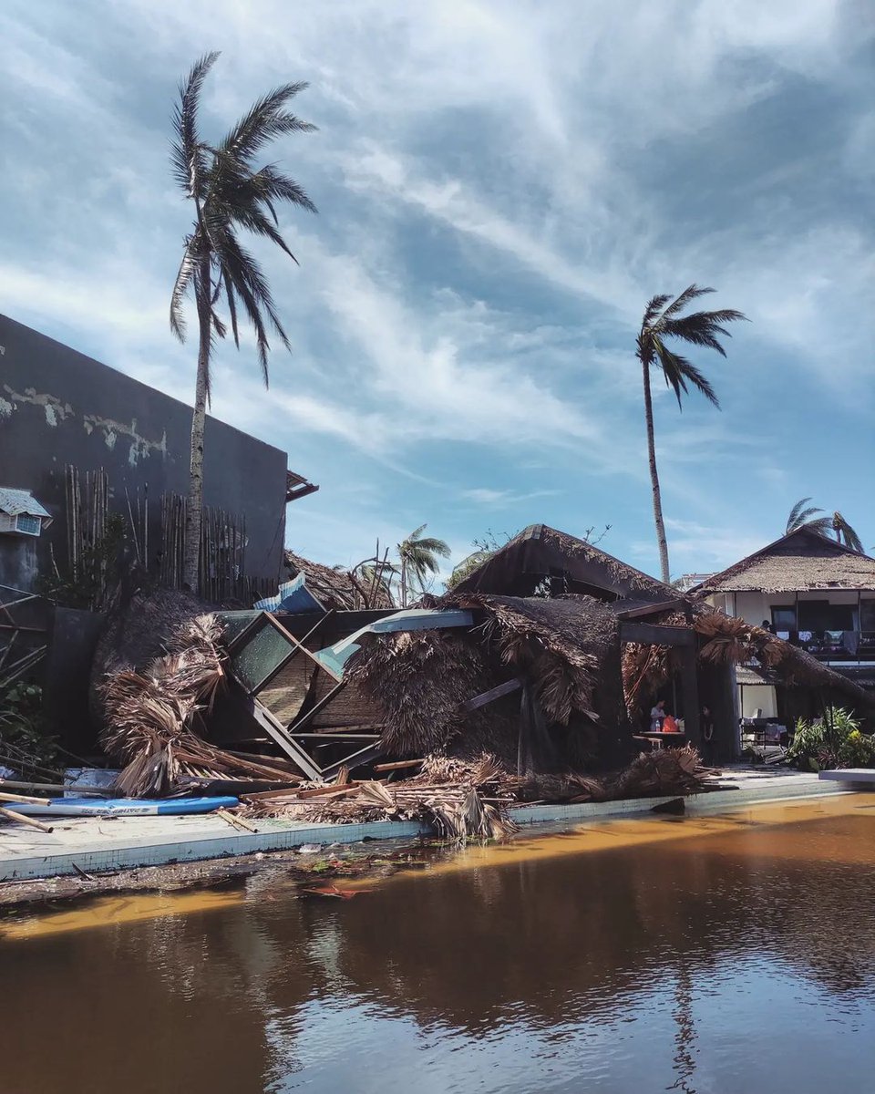 mikromaedchen's tweet photo. Ein paar Eindrücke. Eine humanitäre Katastrophe, ein paar Tage vor Weihnachten. Von vielen Regionen gibt es nach dem Landfall am Samstag noch nicht einmal ein Lebenszeichen, geschweige denn Bilder. #lasttweet via https://t.co/ep5jMjDRIr https://t.co/aVjH8zMfWn