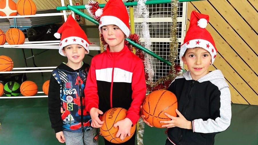 dernier samedi 🏀 pour le plaisir au gymnase pour l’école de Basket (U7 et U9) et les U11F ! pas de fête de 🎅 commune mais chaque équipe a pu profiter d’une dernière activité : entraînement ou tournoi interne bien appréciée en s’essayant à la table de marque et à l’arbitrage !