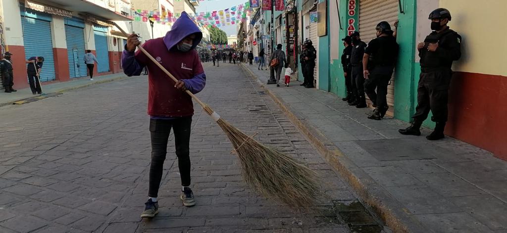 Con trabajos de las cuadrillas de la Coordinación Ejecutiva del Centro Histórico, se efectuaron labores de limpieza y saneamiento en Bustamante y calles aledañas. #Oaxaca #UnBuenGobiernoParaTodos